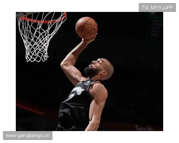 戈贝尔成现役第五位达成万篮板球员